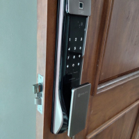 Có nên lắp khóa cửa vân tay cho cửa gỗ hay không?