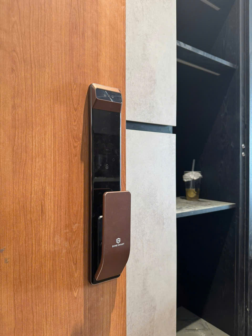 V6J Face ID là mẫu khóa tay nắm kéo đẩy Push Pull bán chạy nhất với doanh số chiếm lĩnh thị trường suốt 2025